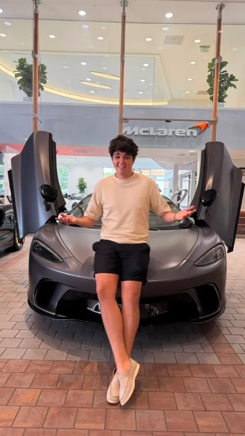 McLaren — comprada através do mercado
