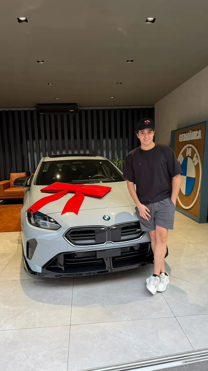 Vitor Aquino ao lado do carro